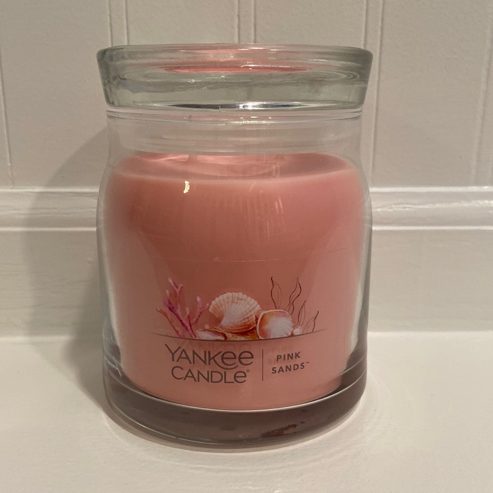 Yankee Candle ‘Pink Sands’ 🌊 candle 🕯️
Brand New!!
2 wicks!